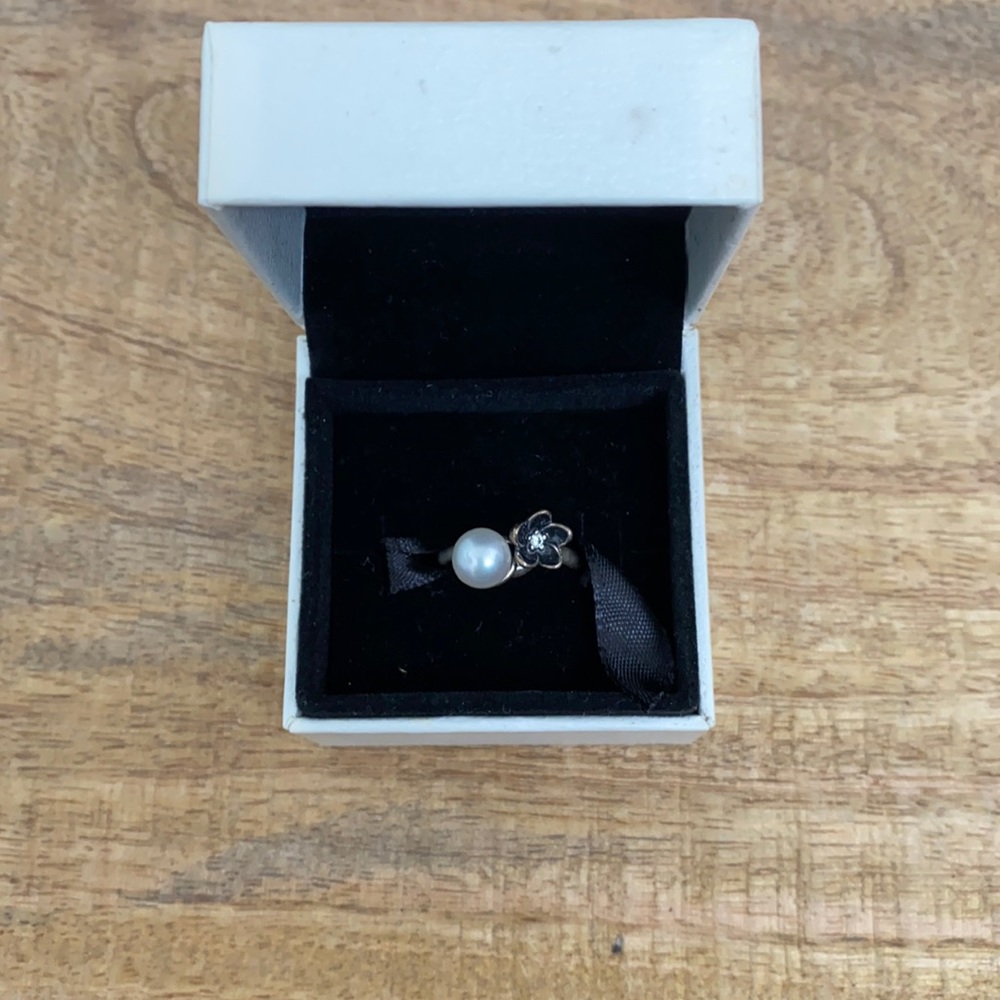 Pandora | Organic Shaped Ring with Flower and Pearl
